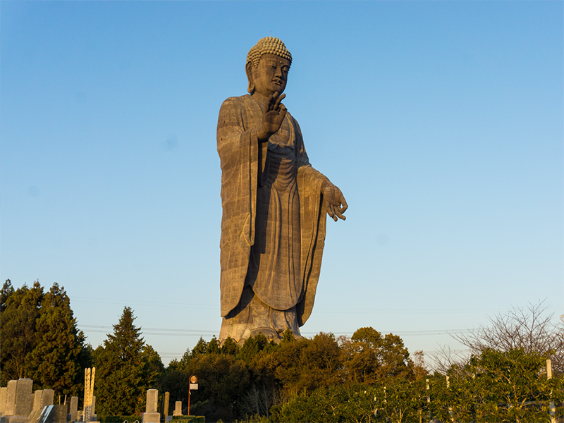 Ruhige Tempel und eindrucksvolle Buddha-Statuen